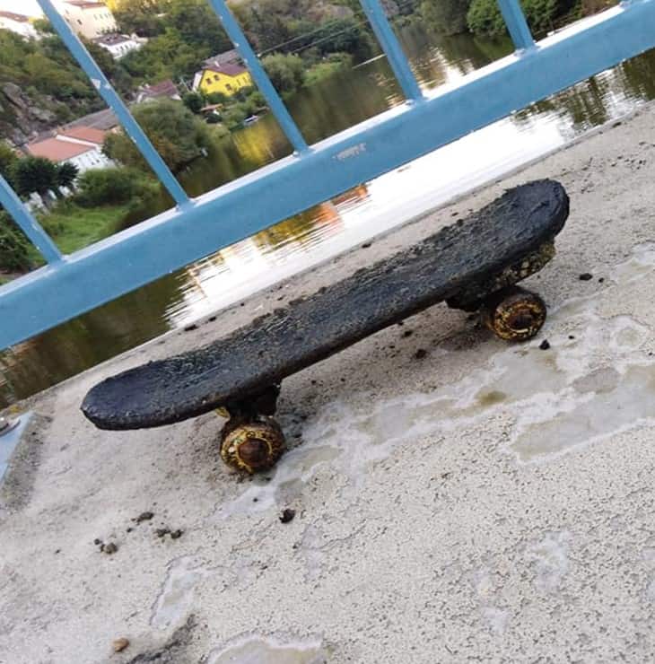 Skateboard z rieky Lužnice