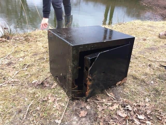 Veľký trezor na brehu jazera