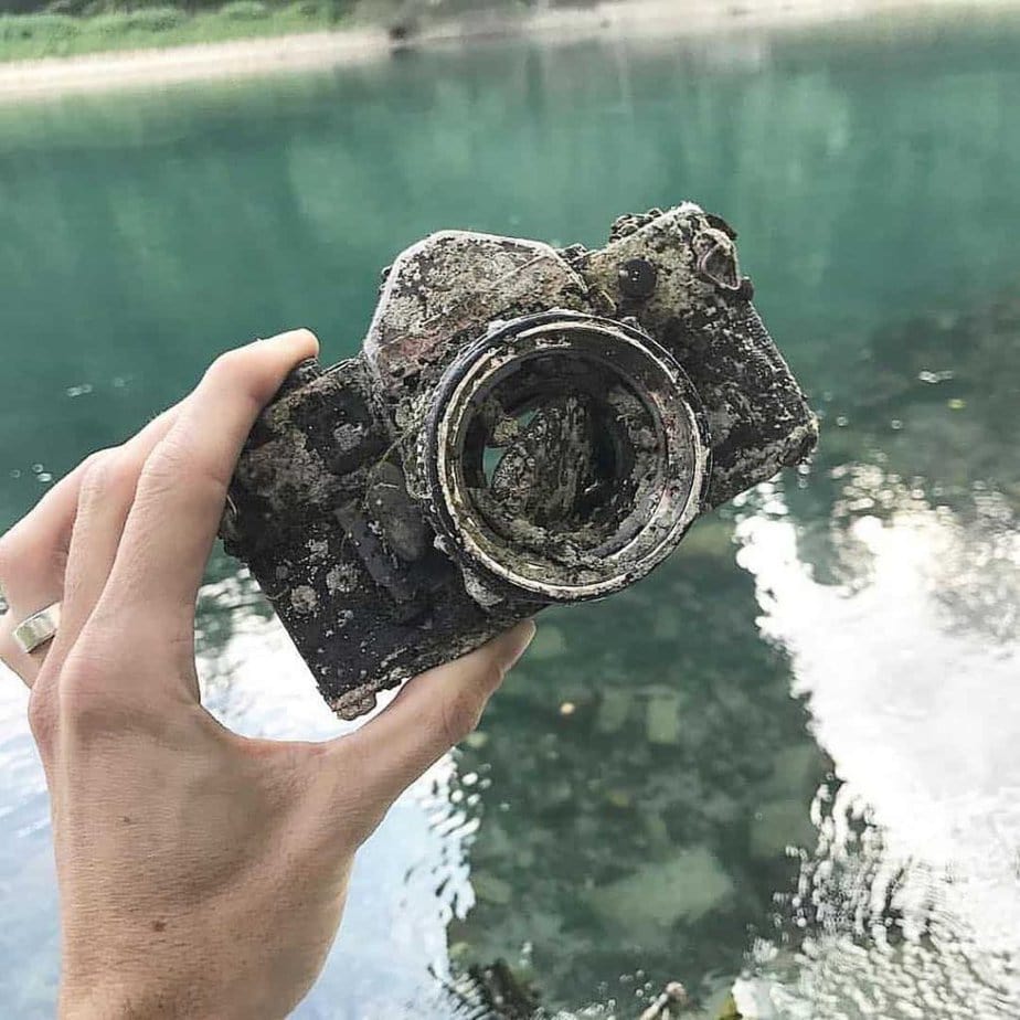 rozpadnutý fotoaparát nájdený v turistickej oblasti