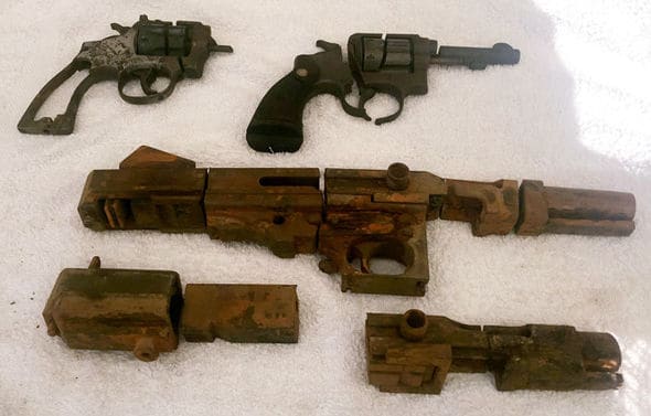 Zbrane rozpílené na časti
