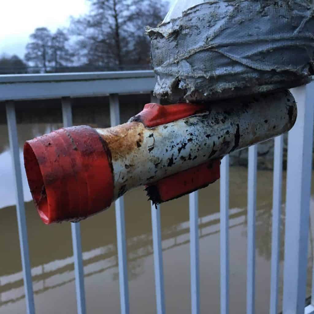 Hrdzavá baterka prichytená o magnet