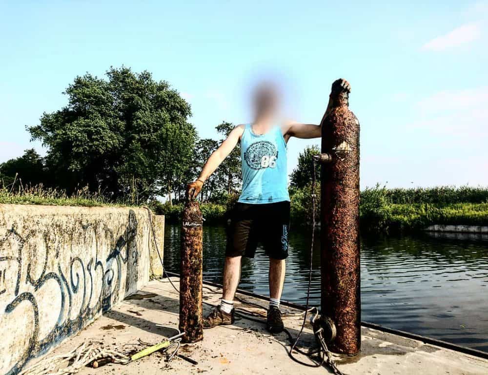 dve obrovské bombice nájdené v miestnom jazere