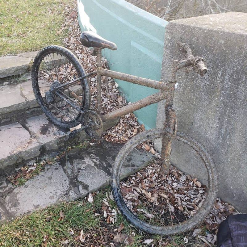 starý, špinavý a hrdzavý bicykel