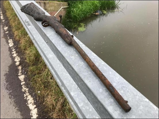Hrdzavá puška nájdená v anglickej rieke 