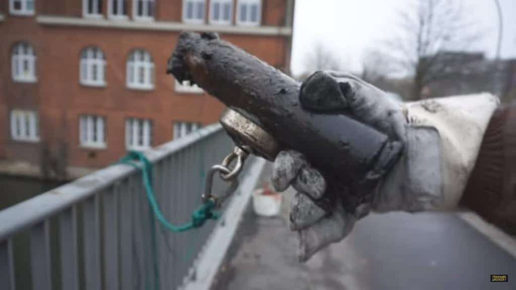 Nevybuchnutý granát nájdený pod mostom