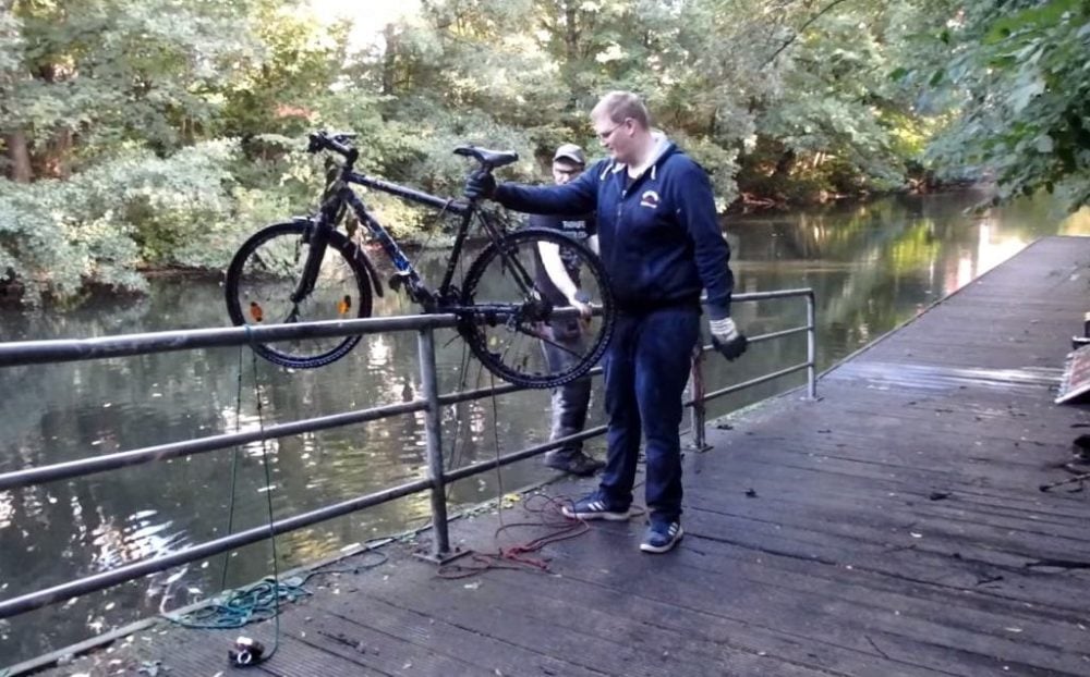 Ďalší bicykel vytiahnutý z rieky