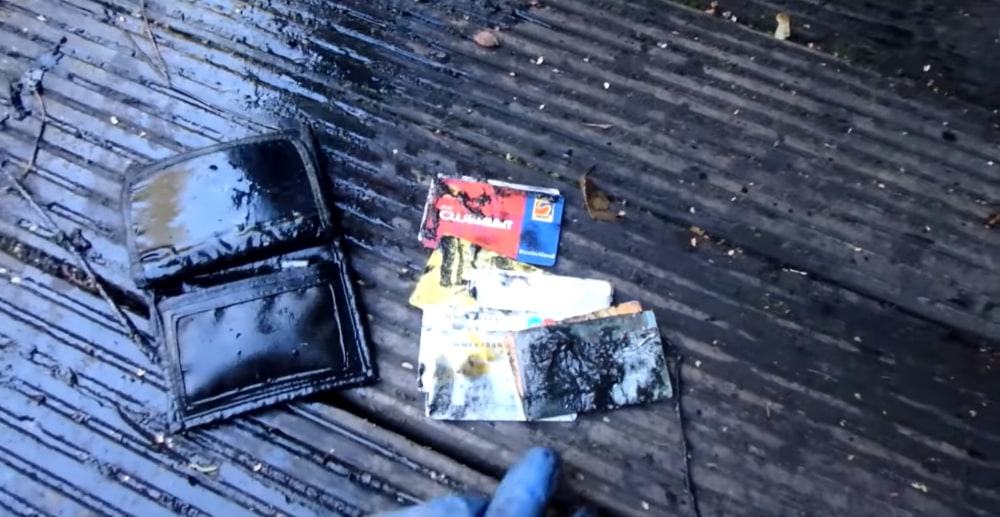 Peňaženka s dokladmi na móle