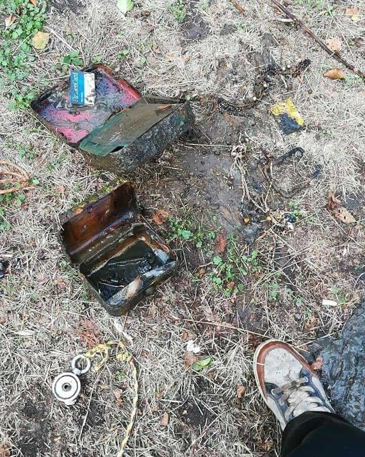 dve pokladničky vytiahnuté z vody fishing magnetom