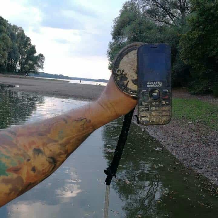 nález alcatelu v miestnom jazere