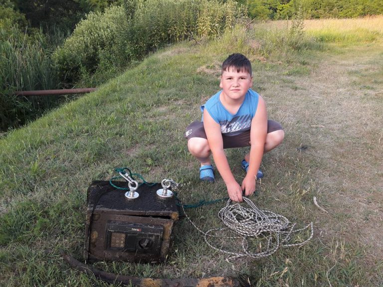 chalan vytiahol z vody trezor
