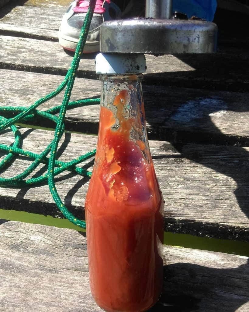 Fľaša od kečupu prilepená na neodýmovom magnete