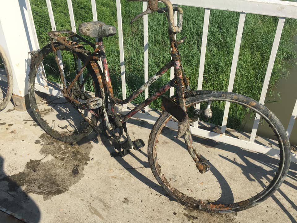 Bicykel nájdený s fishing magnetom pod mostom
