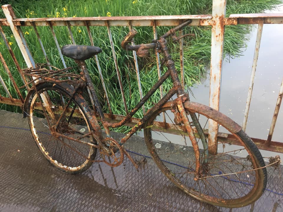 Totálne skorodovaný pozostatok starého bicykla spod mosta