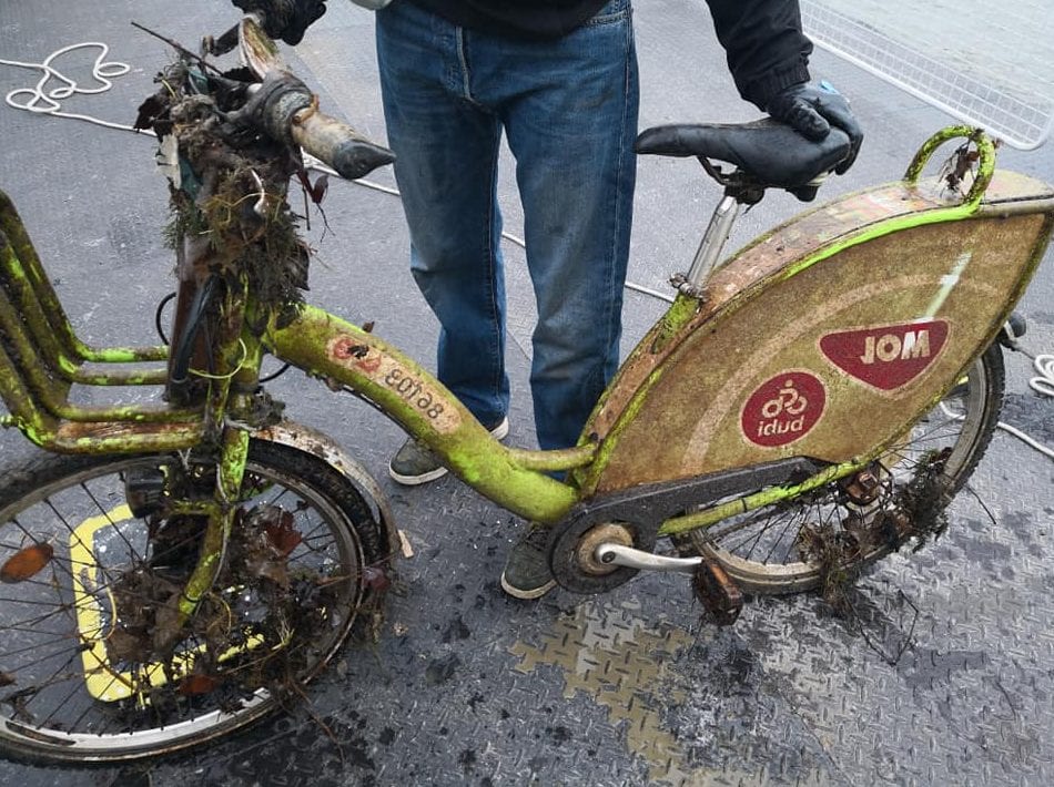 Podivný bicykel zahodený do potoka
