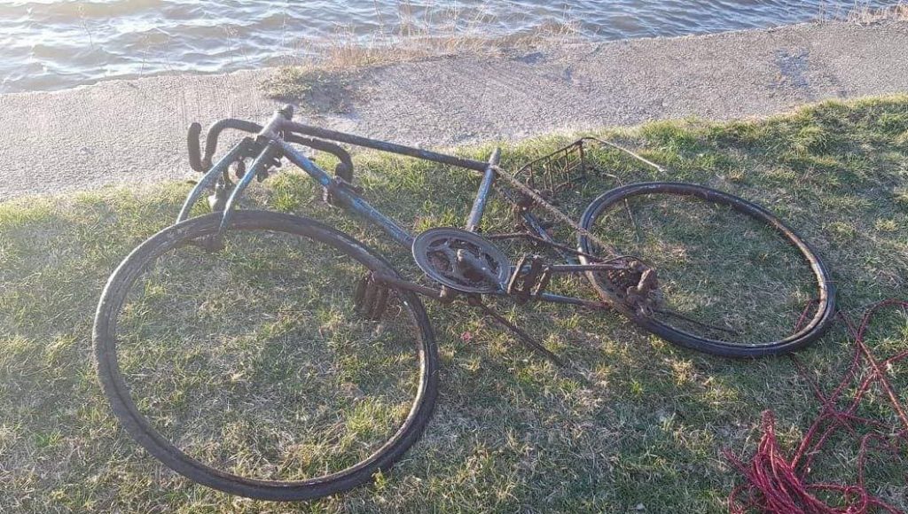 Starodávny bicykel v dezolátnom stave