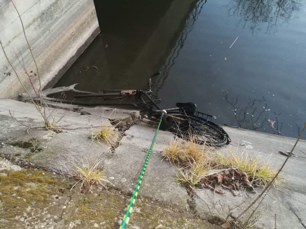 Bicykel, ktorý práve ťahajú z vody magnetom na lane