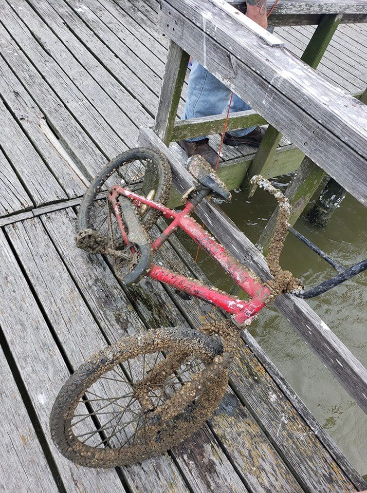 Zhdzavý a zarastený bicyklík