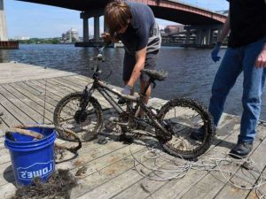 Záhada bicyklov vo vode: prečo ich je tam toľko?
