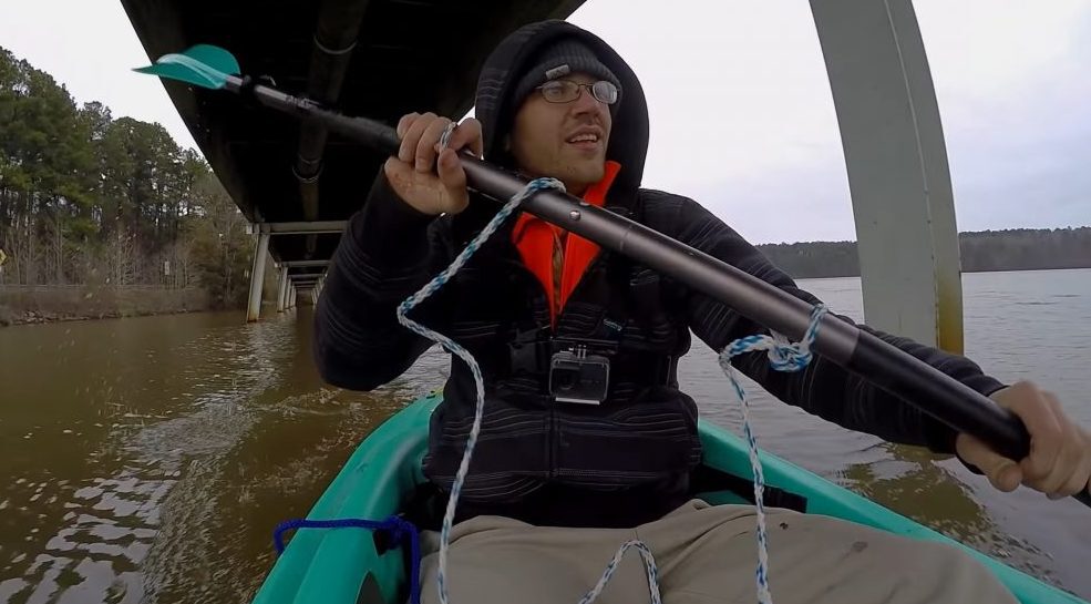 Magnet fisher splavuje rieku na člne s dvojveslom