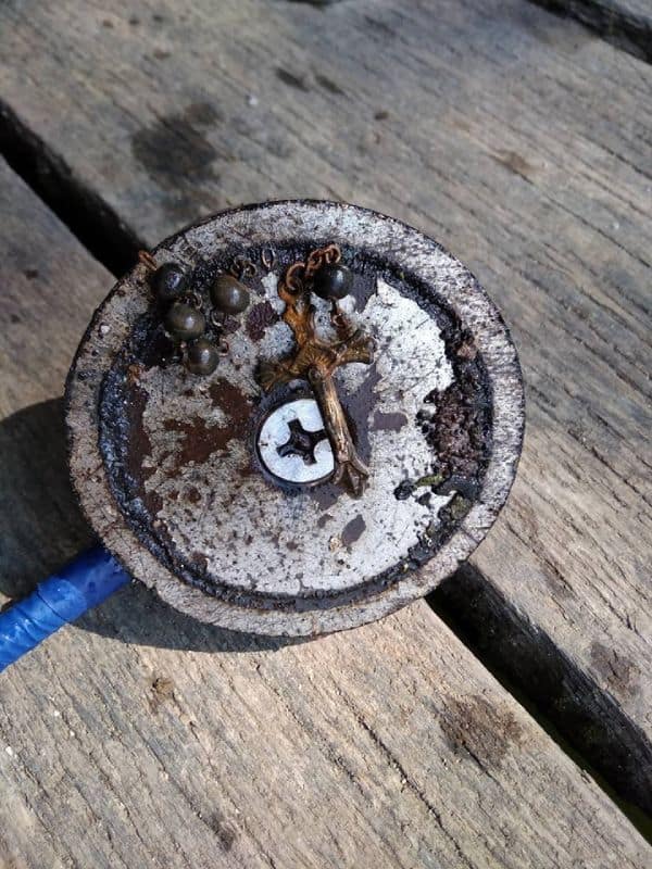 Ruženec prilepený na fishing magnete