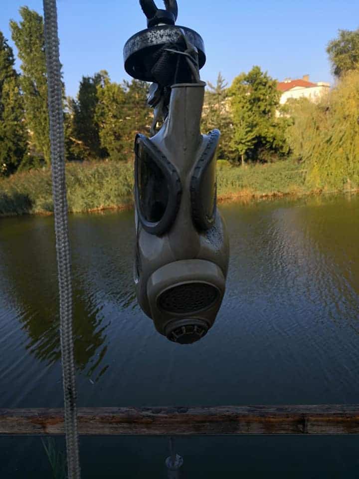 Plynová maska nalepená na magnete