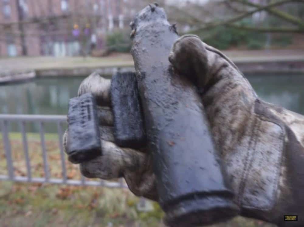 Nálezy fishing magnetom: granát a zásobníky z pištole